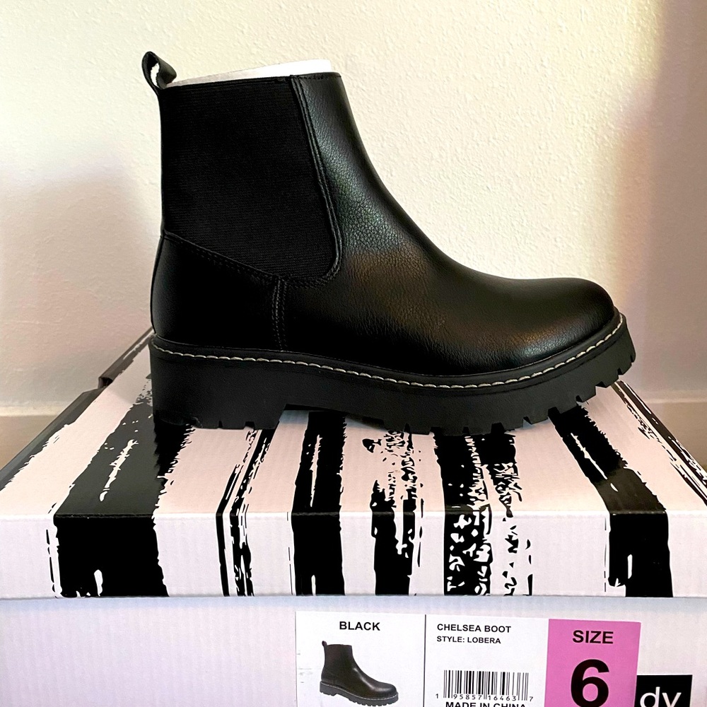 NWOT DV Dolce Vita Chelsea Boot